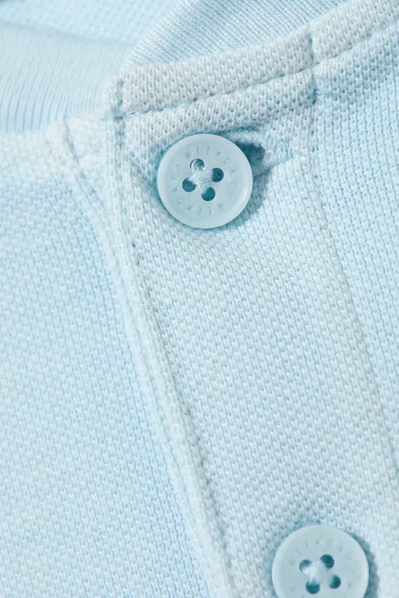 Loose Long-Sleeved Henley T-Shirt – Light Blue Loose Long-Sleeved Henley T-Shirt – Light Blue