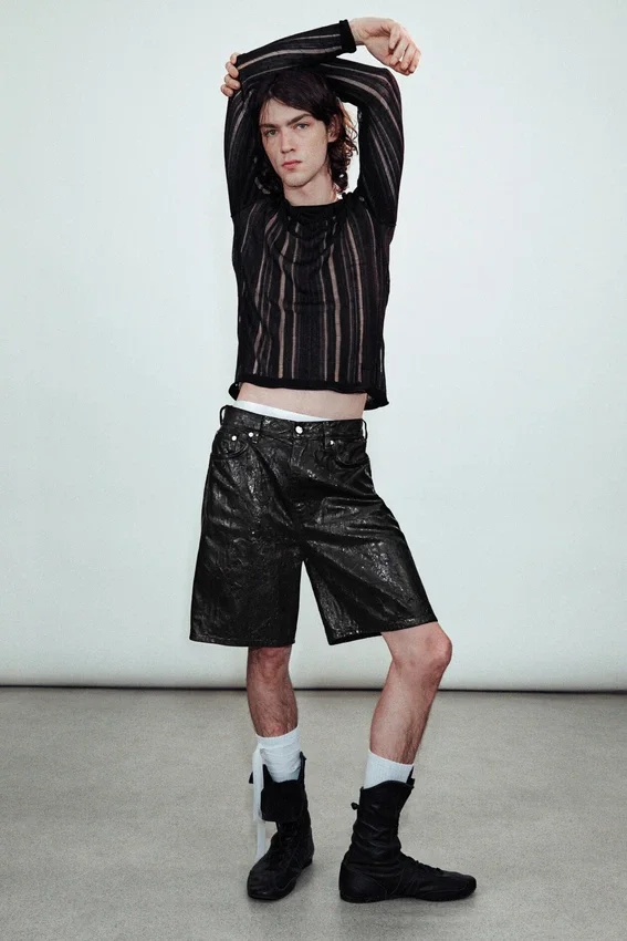 Loose Low Rise Coated Denim Shorts – Black Loose Low Rise Coated Denim Shorts – Black