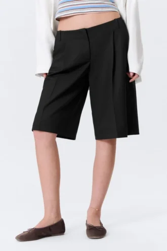 Loose Low Rise Three-Quarter Length Suiting Shorts – Black
