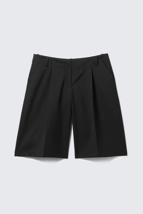 Loose Low Rise Three-Quarter Length Suiting Shorts – Black Loose Low Rise Three-Quarter Length Suiting Shorts – Black