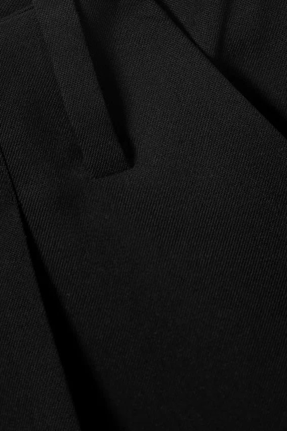 Loose Low Rise Three-Quarter Length Suiting Shorts – Black Loose Low Rise Three-Quarter Length Suiting Shorts – Black