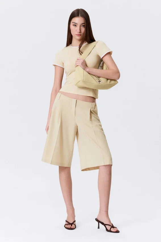 Loose Low Rise Three-Quarter Length Suiting Shorts – Light Beige Loose Low Rise Three-Quarter Length Suiting Shorts – Light Beige