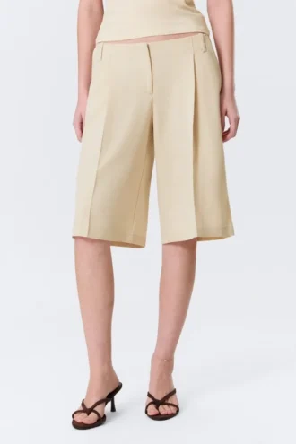 Loose Low Rise Three-Quarter Length Suiting Shorts – Light Beige