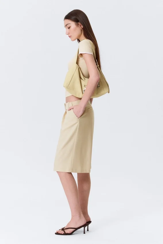 Loose Low Rise Three-Quarter Length Suiting Shorts – Light Beige Loose Low Rise Three-Quarter Length Suiting Shorts – Light Beige