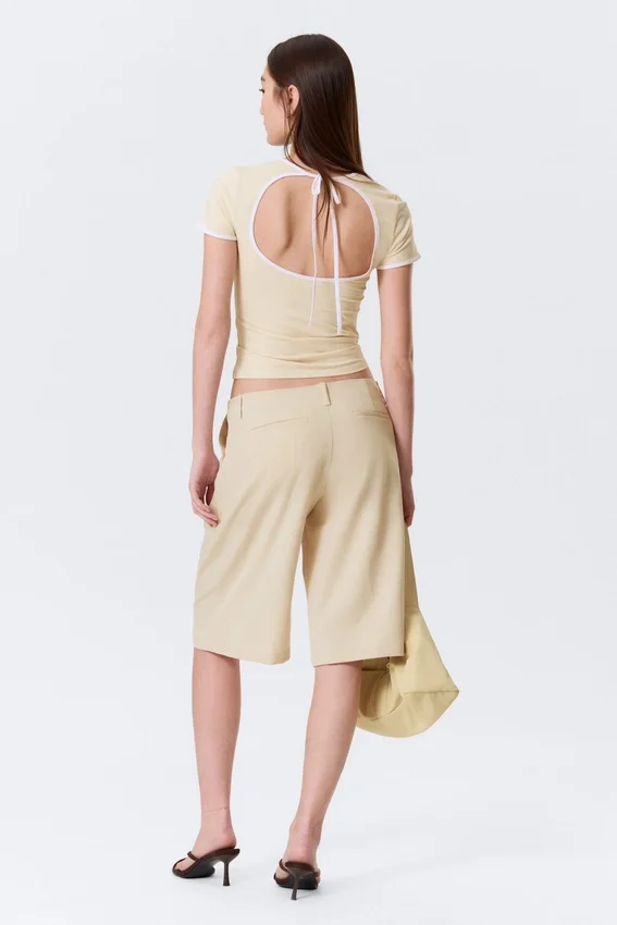 Loose Low Rise Three-Quarter Length Suiting Shorts – Light Beige Loose Low Rise Three-Quarter Length Suiting Shorts – Light Beige