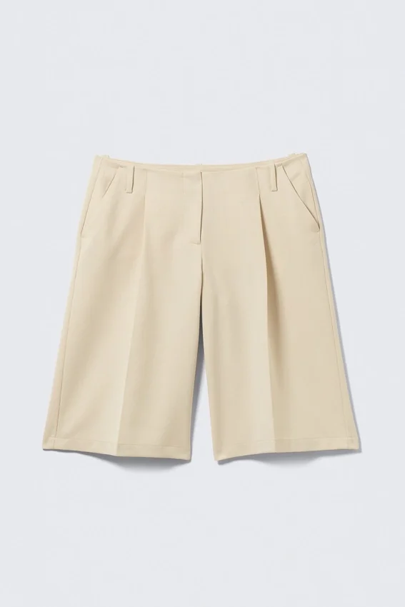 Loose Low Rise Three-Quarter Length Suiting Shorts – Light Beige Loose Low Rise Three-Quarter Length Suiting Shorts – Light Beige