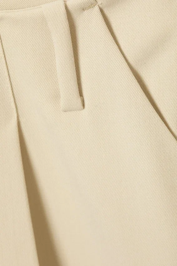 Loose Low Rise Three-Quarter Length Suiting Shorts – Light Beige Loose Low Rise Three-Quarter Length Suiting Shorts – Light Beige