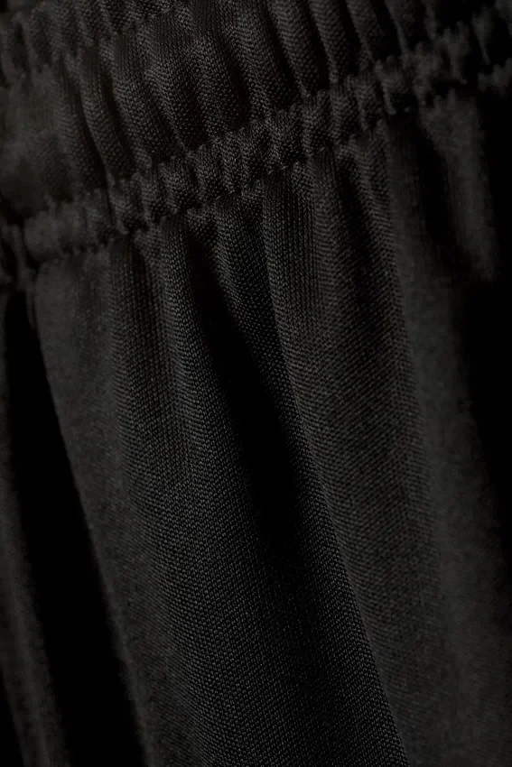 Loose Wide Colour-Block Shorts – Black Loose Wide Colour-Block Shorts – Black
