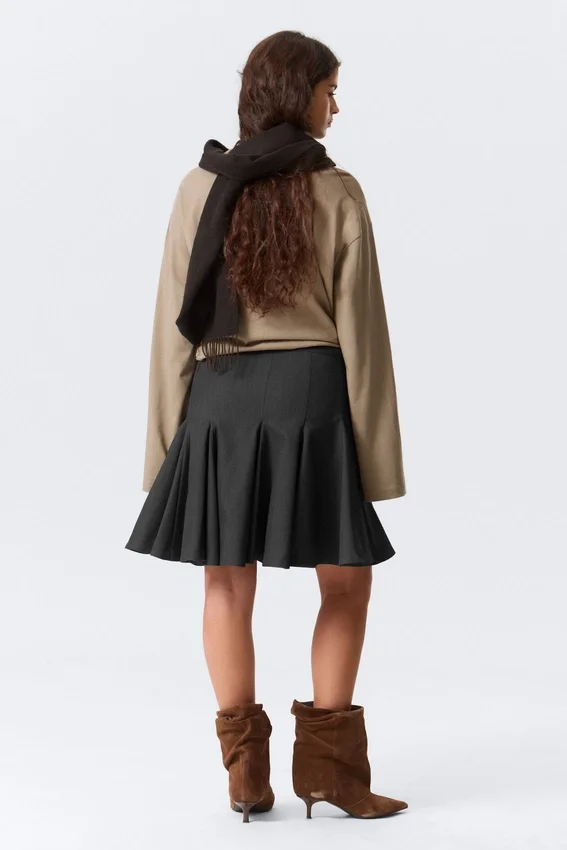 Low Rise Flared Knee-Length Suiting Skirt – Dark Grey Low Rise Flared Knee-Length Suiting Skirt – Dark Grey