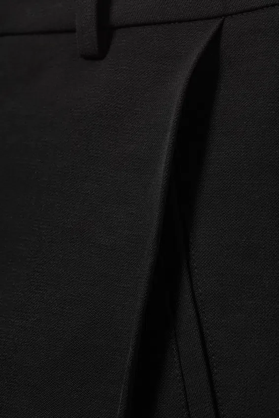 Low Rise Linen-Blend Suiting Shorts – Black Low Rise Linen-Blend Suiting Shorts – Black