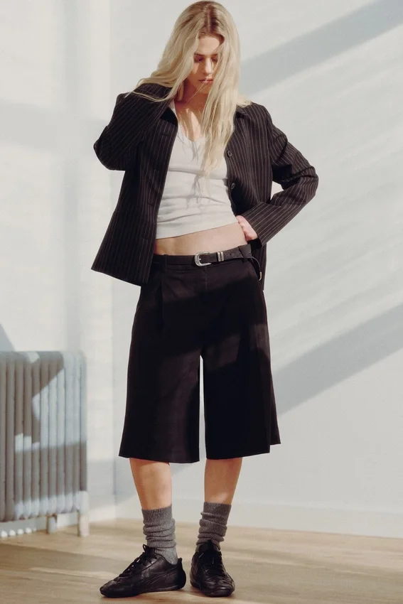 Low Rise Loose Pleated Suiting Shorts – Black Low Rise Loose Pleated Suiting Shorts – Black
