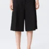 Low Rise Loose Pleated Suiting Shorts – Black Low Rise Loose Pleated Suiting Shorts – Black