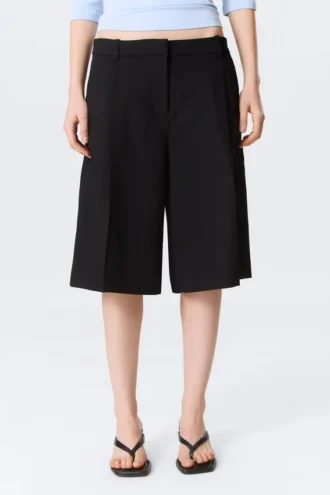 Low Rise Loose Pleated Suiting Shorts – Black