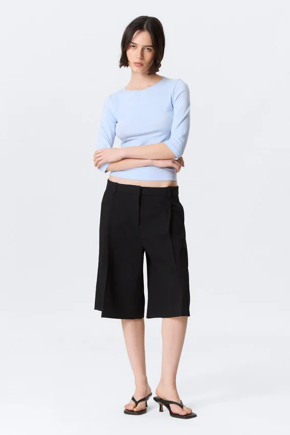Low Rise Loose Pleated Suiting Shorts – Black Low Rise Loose Pleated Suiting Shorts – Black