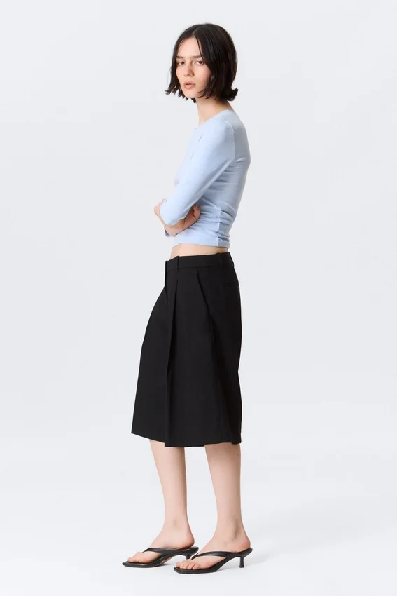 Low Rise Loose Pleated Suiting Shorts – Black Low Rise Loose Pleated Suiting Shorts – Black