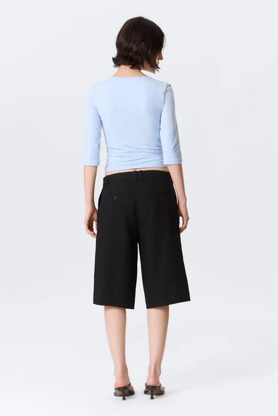 Low Rise Loose Pleated Suiting Shorts – Black Low Rise Loose Pleated Suiting Shorts – Black