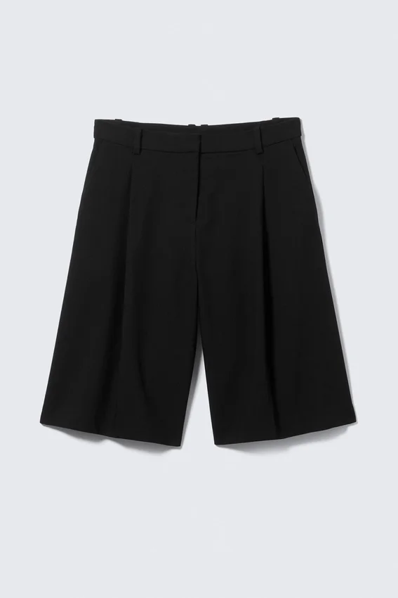 Low Rise Loose Pleated Suiting Shorts – Black Low Rise Loose Pleated Suiting Shorts – Black