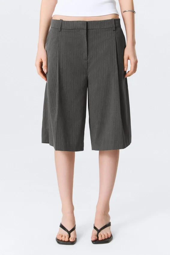 Low Rise Loose Pleated Suiting Shorts – Dark Grey – Herringbone Low Rise Loose Pleated Suiting Shorts – Dark Grey – Herringbone