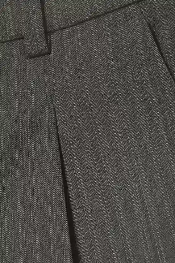 Low Rise Loose Pleated Suiting Shorts – Dark Grey – Herringbone Low Rise Loose Pleated Suiting Shorts – Dark Grey – Herringbone