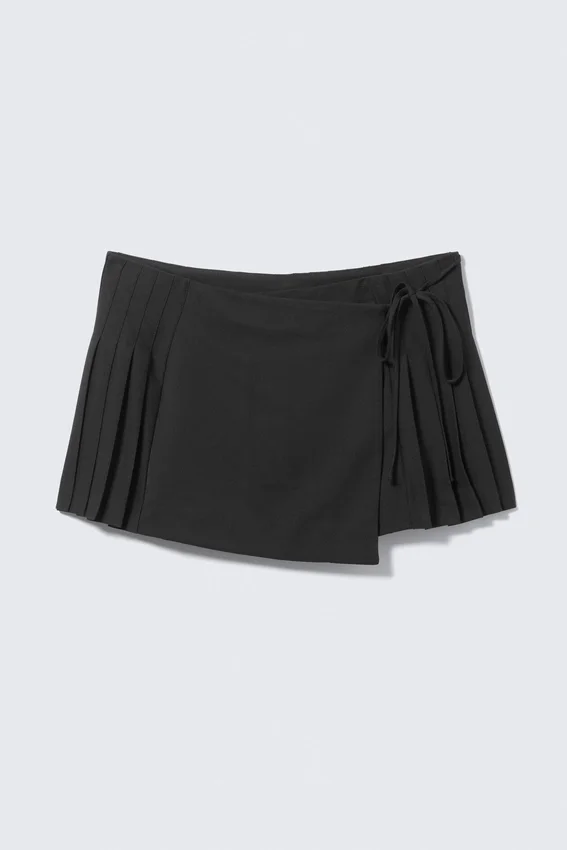 Low Rise Pleated Mini Wrap Skirt – Black Low Rise Pleated Mini Wrap Skirt – Black