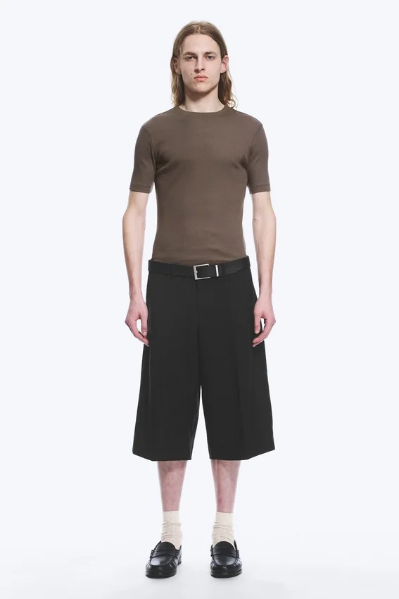 Low Rise Relaxed Suiting Shorts – Black Low Rise Relaxed Suiting Shorts – Black