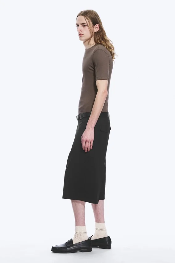 Low Rise Relaxed Suiting Shorts – Black Low Rise Relaxed Suiting Shorts – Black