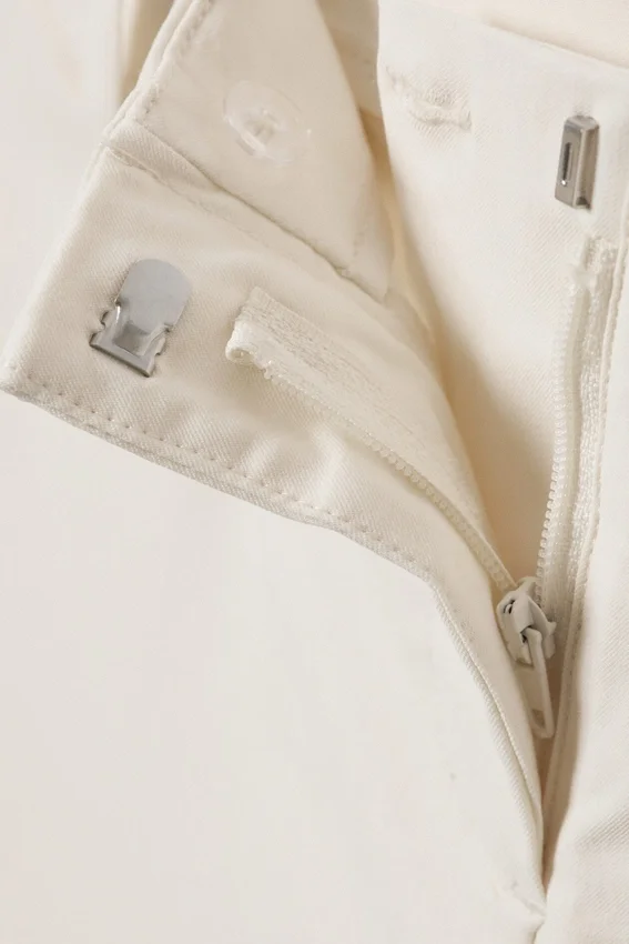 Low Rise Tailored Capri Trousers – Off-White Low Rise Tailored Capri Trousers – Off-White