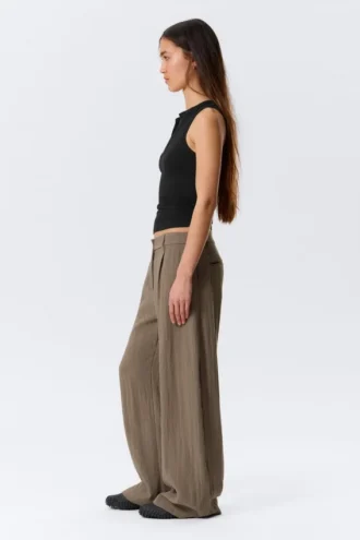 Low Rise Wide Leg Crinkled Trousers – Beige