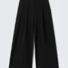 Low Rise Wide Leg Pleated Suiting Trousers – Black Low Rise Wide Leg Pleated Suiting Trousers – Black