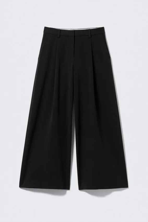 Low Rise Wide Leg Pleated Suiting Trousers – Black Low Rise Wide Leg Pleated Suiting Trousers – Black