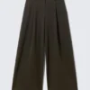 Low Rise Wide Leg Pleated Suiting Trousers – Dark Brown Low Rise Wide Leg Pleated Suiting Trousers – Dark Brown