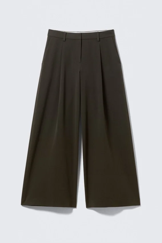 Low Rise Wide Leg Pleated Suiting Trousers – Dark Brown Low Rise Wide Leg Pleated Suiting Trousers – Dark Brown