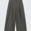 Low Rise Wide Leg Pleated Suiting Trousers – Dark Grey Melange Low Rise Wide Leg Pleated Suiting Trousers – Dark Grey Melange