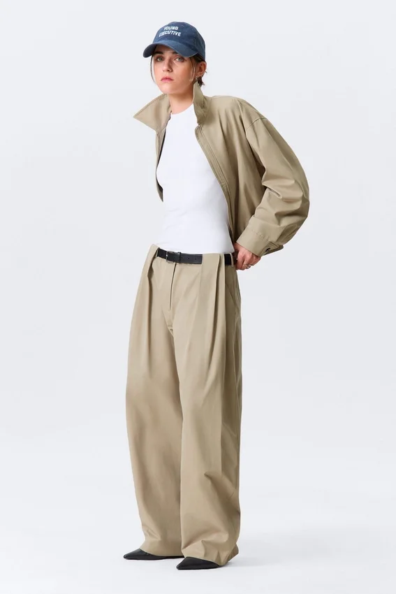 Low Rise Wide Leg Pleated Trousers – Beige Low Rise Wide Leg Pleated Trousers – Beige