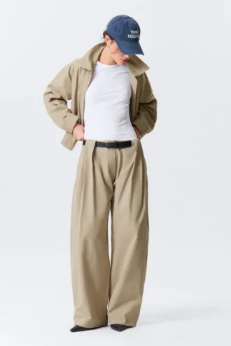Low Rise Wide Leg Pleated Trousers – Beige