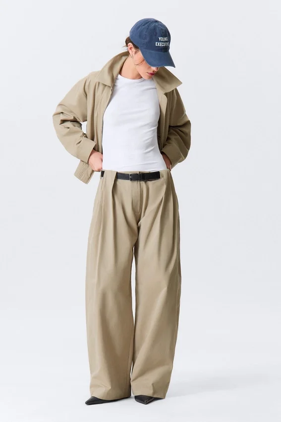 Low Rise Wide Leg Pleated Trousers – Beige Low Rise Wide Leg Pleated Trousers – Beige