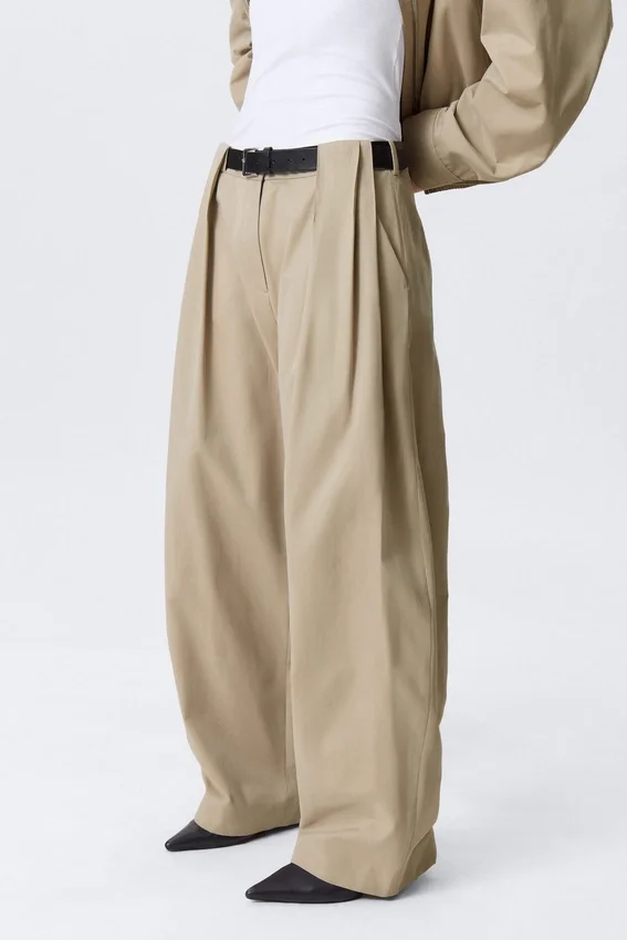 Low Rise Wide Leg Pleated Trousers – Beige Low Rise Wide Leg Pleated Trousers – Beige