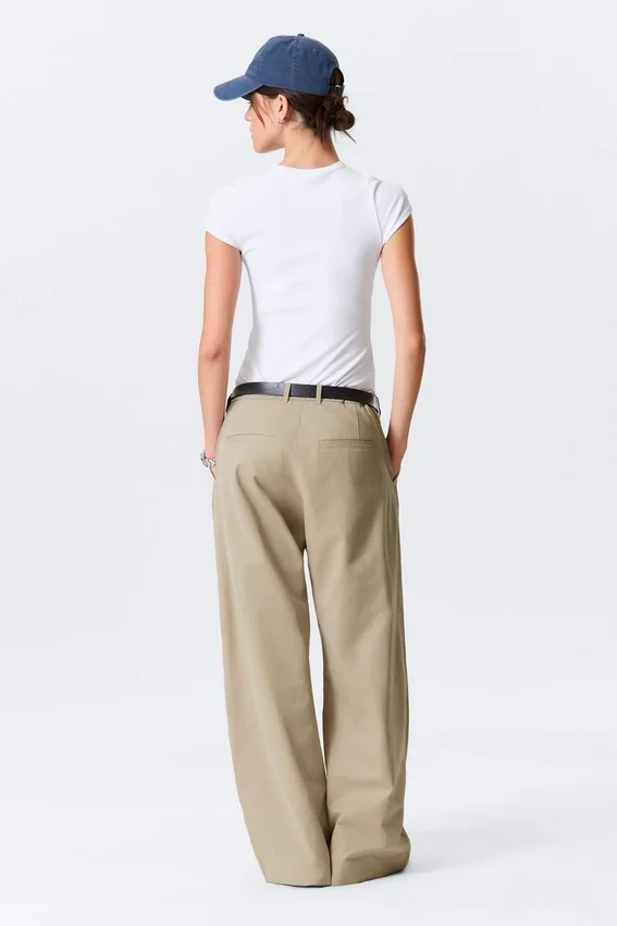 Low Rise Wide Leg Pleated Trousers – Beige Low Rise Wide Leg Pleated Trousers – Beige