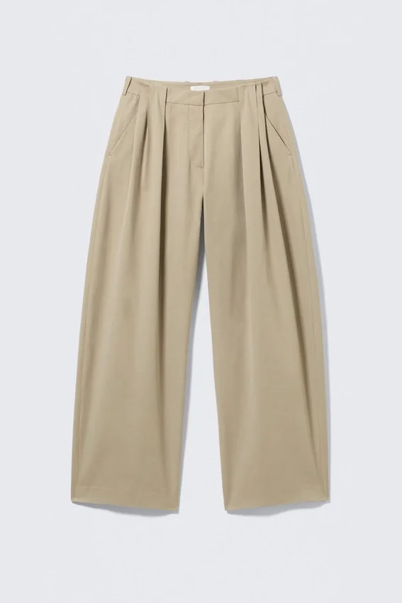 Low Rise Wide Leg Pleated Trousers – Beige Low Rise Wide Leg Pleated Trousers – Beige