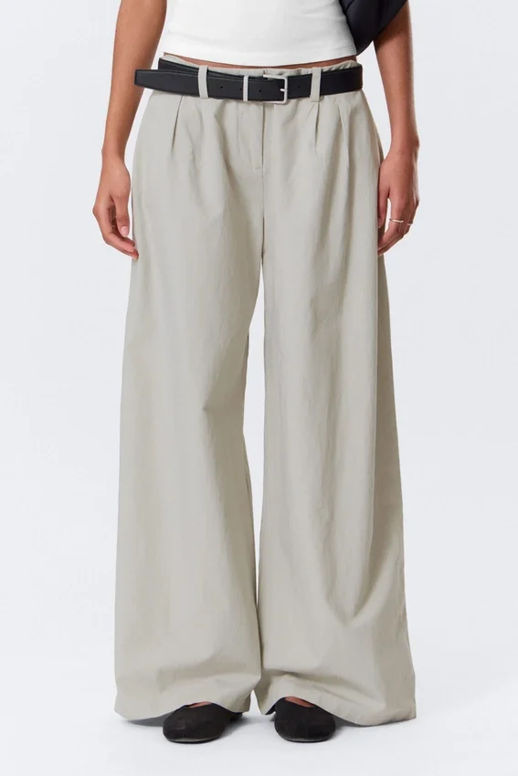 Low Rise Wide Leg Pleated Trousers – Light Mole Low Rise Wide Leg Pleated Trousers – Light Mole