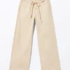 Low Waisted Relaxed Twill Trousers – Light Beige