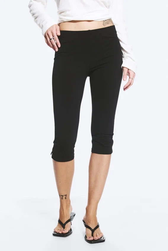 Mid-Rise Capri Trousers – Black Mid-Rise Capri Trousers – Black