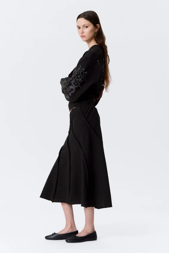 Mid Rise Curved Seam Midi Skirt – Black Mid Rise Curved Seam Midi Skirt – Black