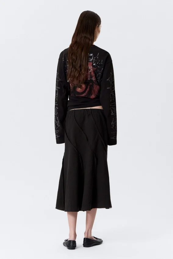 Mid Rise Curved Seam Midi Skirt – Black Mid Rise Curved Seam Midi Skirt – Black