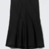 Mid Rise Curved Seam Midi Skirt – Black Mid Rise Curved Seam Midi Skirt – Black