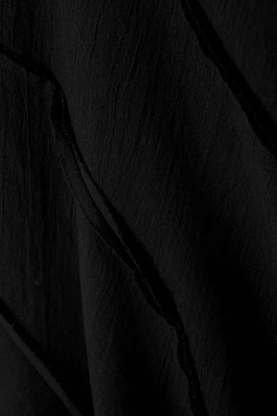 Mid Rise Curved Seam Midi Skirt – Black Mid Rise Curved Seam Midi Skirt – Black
