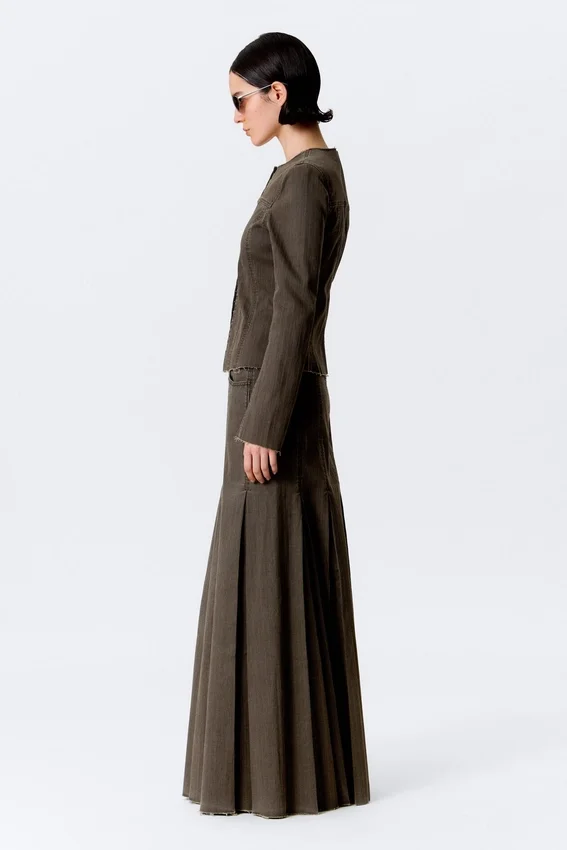 Mid-Rise Frayed Pleated Maxi Skirt – Dark Grey Mid-Rise Frayed Pleated Maxi Skirt – Dark Grey