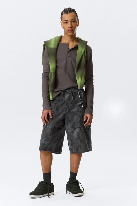 Mid Rise Loose Knee-Length Cargo Shorts – Navy Camo Mid Rise Loose Knee-Length Cargo Shorts – Navy Camo