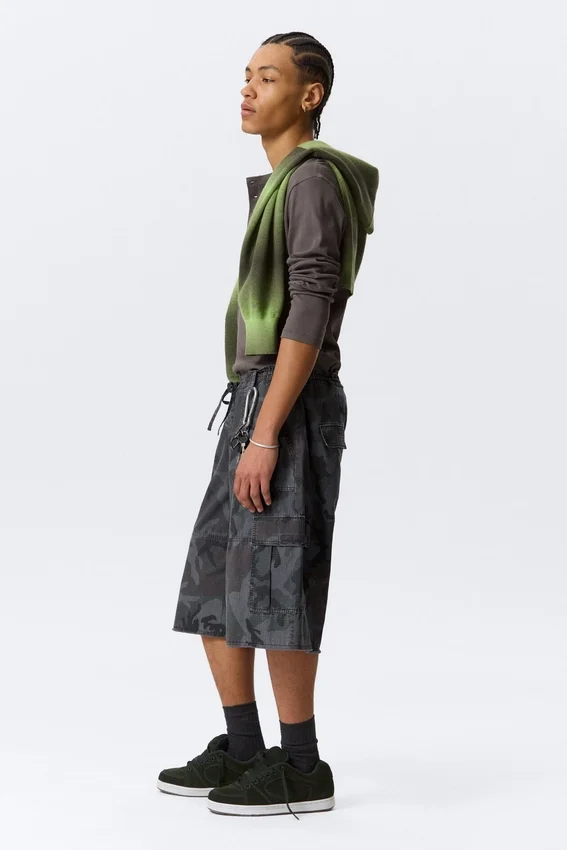 Mid Rise Loose Knee-Length Cargo Shorts – Navy Camo Mid Rise Loose Knee-Length Cargo Shorts – Navy Camo