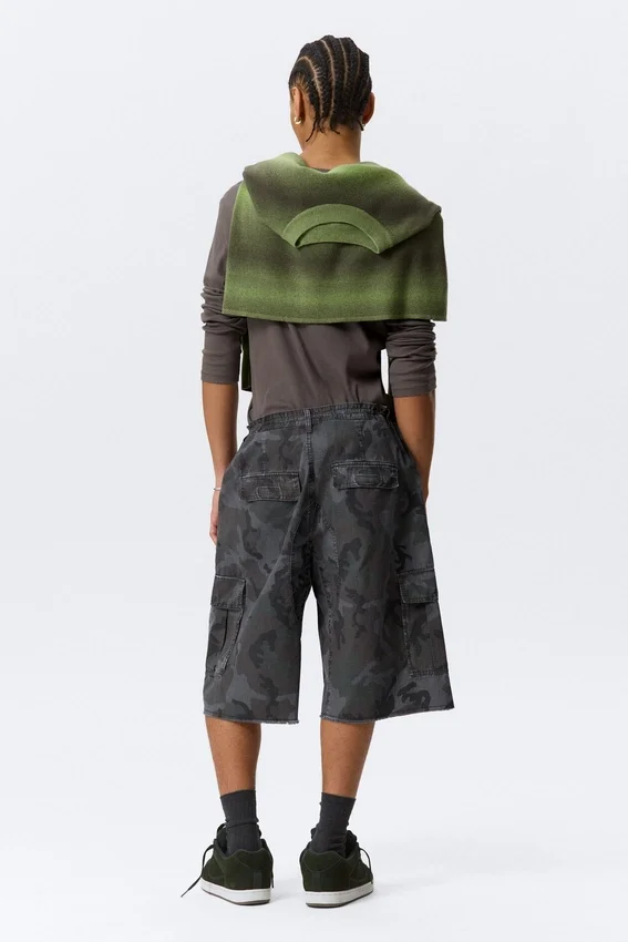 Mid Rise Loose Knee-Length Cargo Shorts – Navy Camo Mid Rise Loose Knee-Length Cargo Shorts – Navy Camo